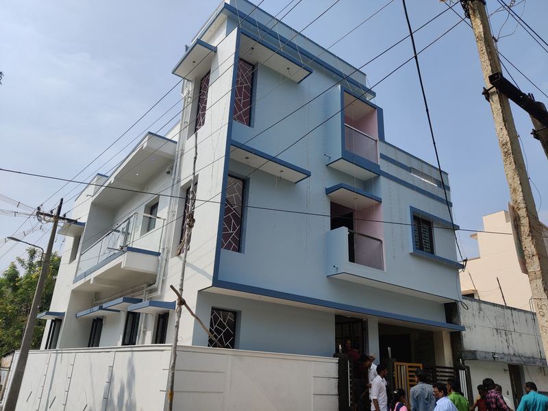 Three-storey independent house with blue accents
