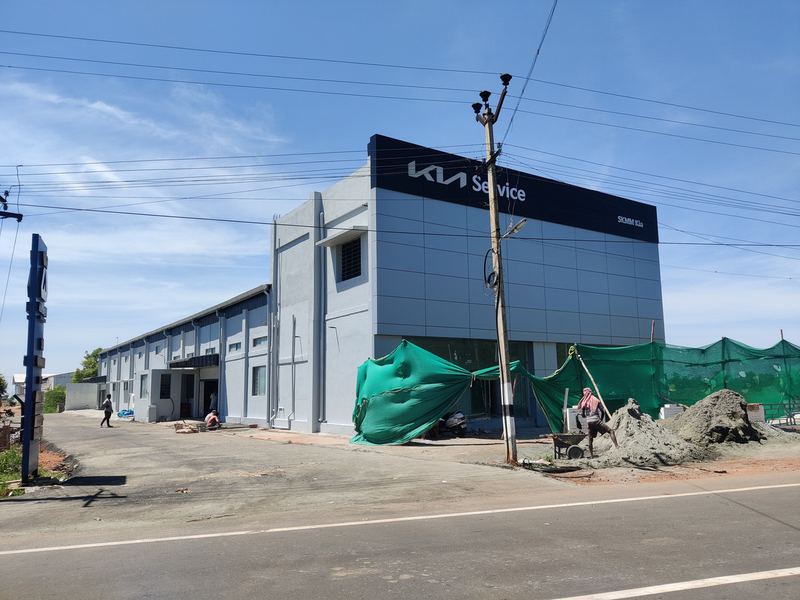 Automobile service centre with glass facade