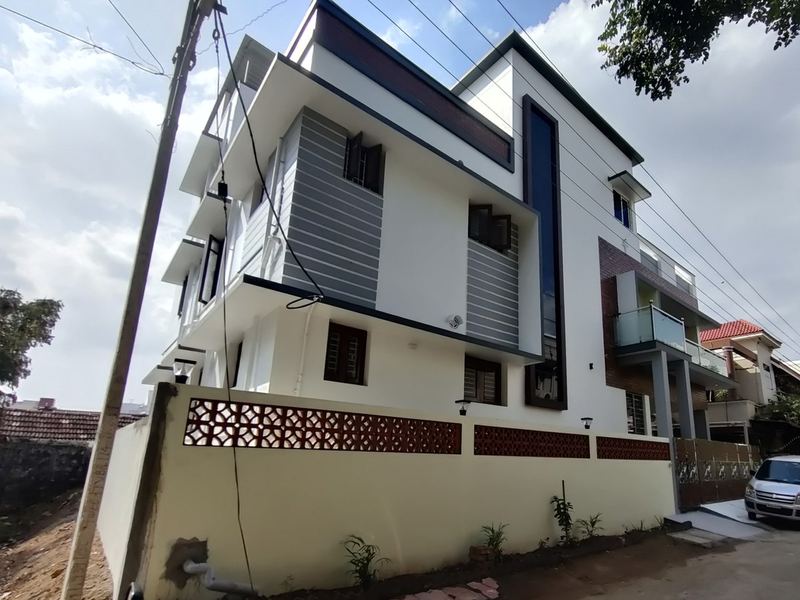 Contemporary two-storey villa with balcony